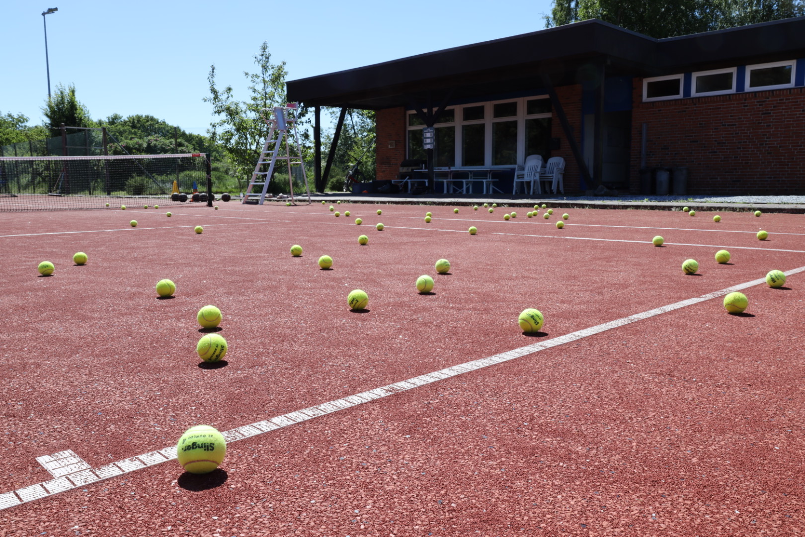 Tennisplatz mit vielen Tennisbällen